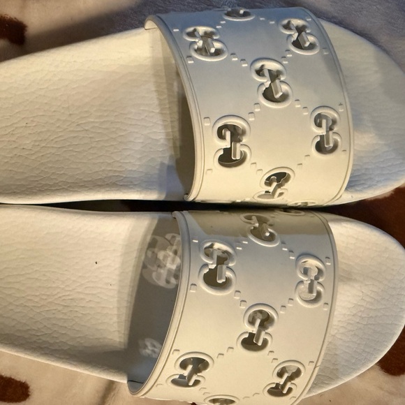 Gucci White Interlocking G Logo Slide Sandals - Picture 2 of 10